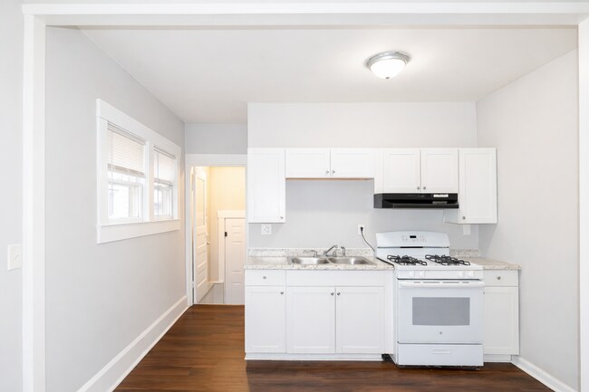 Foto del edificio - Bright & Remodeled 3-Bedroom Home with Basement and Washer/Dryer Hookup