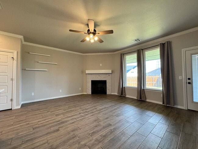 Building Photo - Spacious 3-Bedroom Home with Designer Kitc...