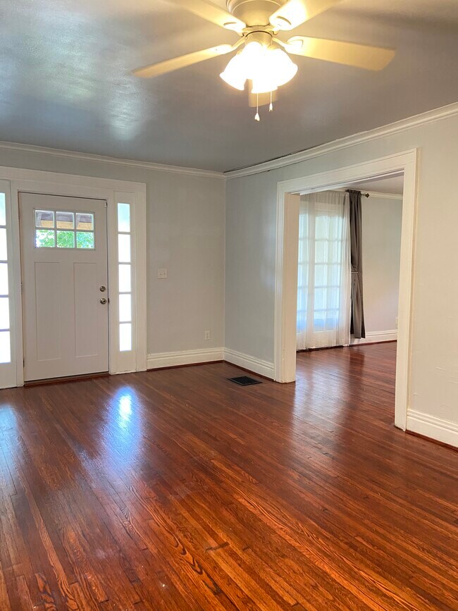 Main entrance facing dining room - 1617 Richmond Ave