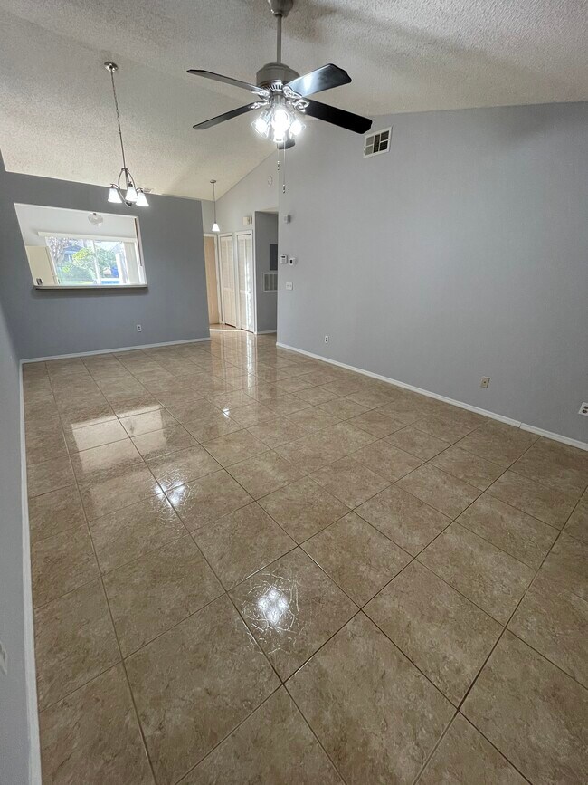 Foto del edificio - 841 Pebble Creek Cir