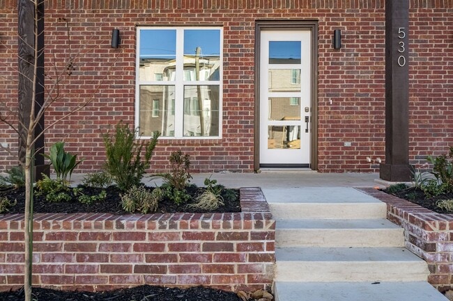 Building Photo - COMING SOON! 3 bedroom, 3.5 Bath, 2 Car Garage Townhome! Fully Furnished!