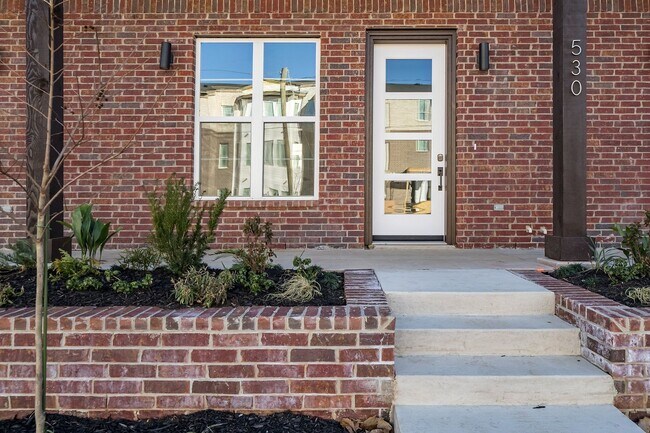 Foto del edificio - Exquisite 3-bedroom, 3.5-bath, 2-car garage townhome in downtown Tyler!