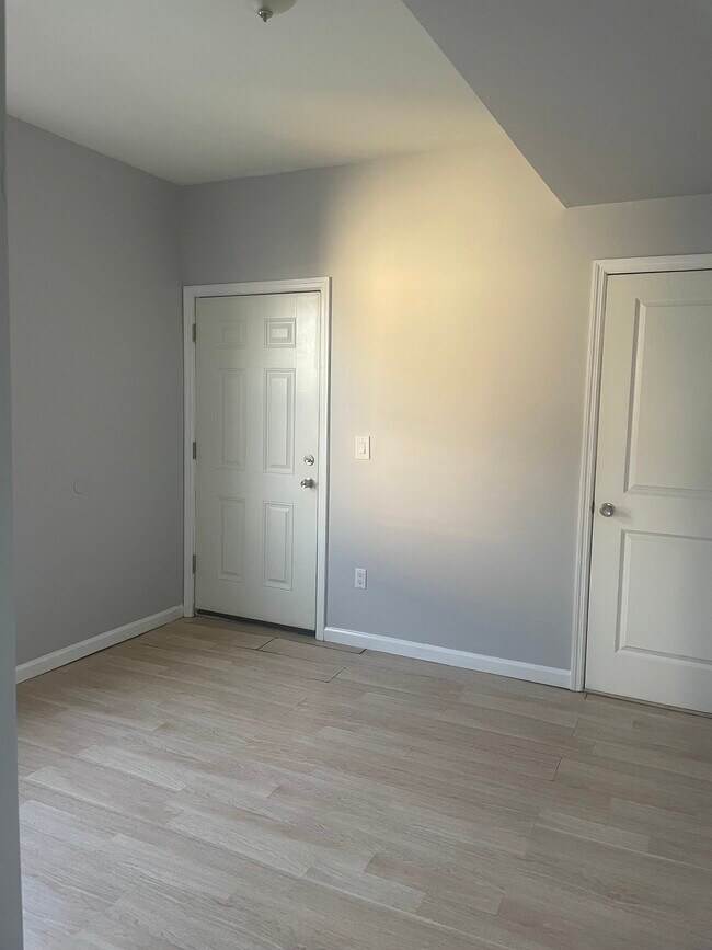 684 Grove St Unit 2L - 688 Grove St