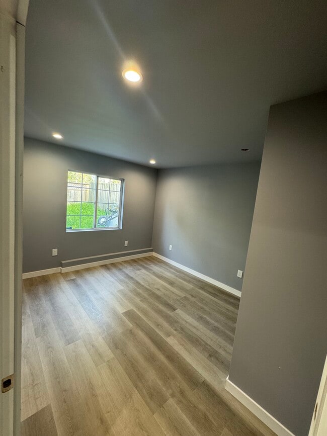 Building Photo - 881 Skyline Dr