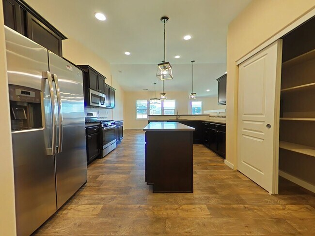 Building Photo - 4 Bedroom House ~ Albany ~ Pet Friendly