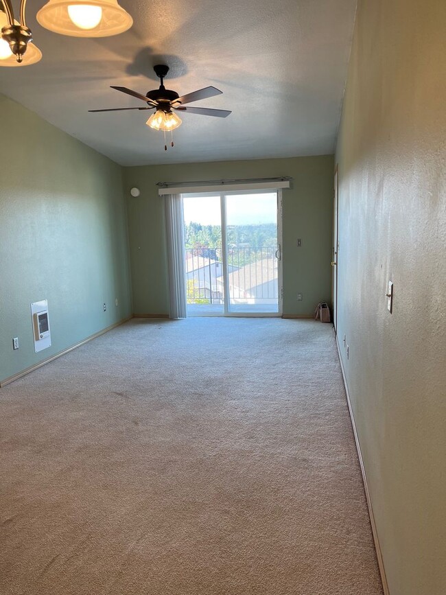 Building Photo - First Month's Rent FREE!! 2 bed 1Ba Top Fl...