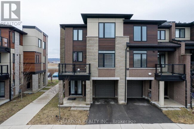 Photo du bâtiment - 590 N Service Rd