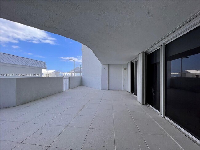Foto del edificio - 16711 Collins Ave