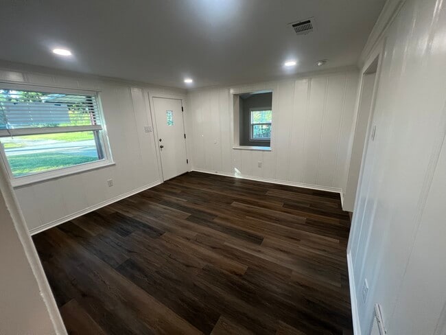 Building Photo - 708 E Leonard St