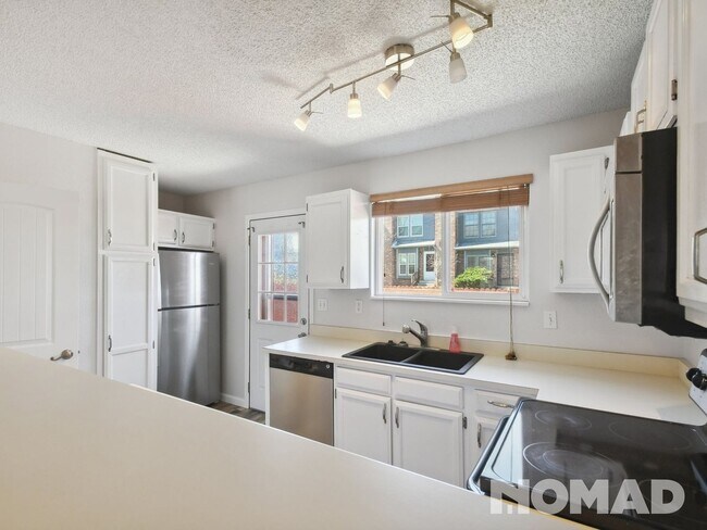 Building Photo - 2 Bedroom Townhome in Littleton