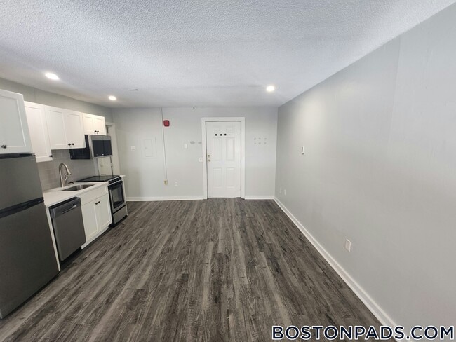 Building Photo - 76 Franklin St