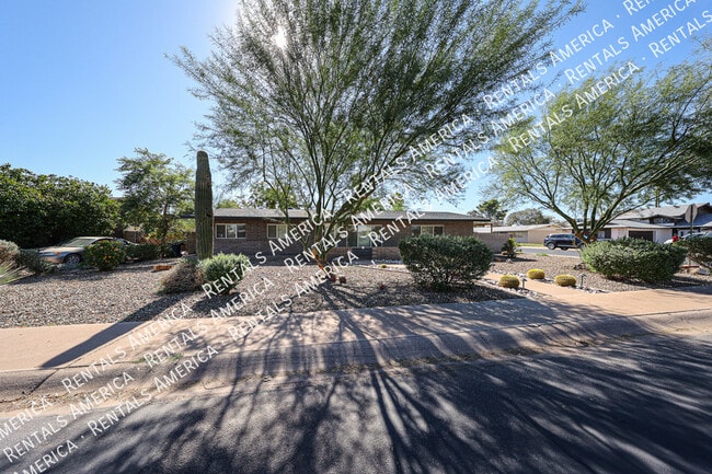 Building Photo - 105 E Hermosa Dr