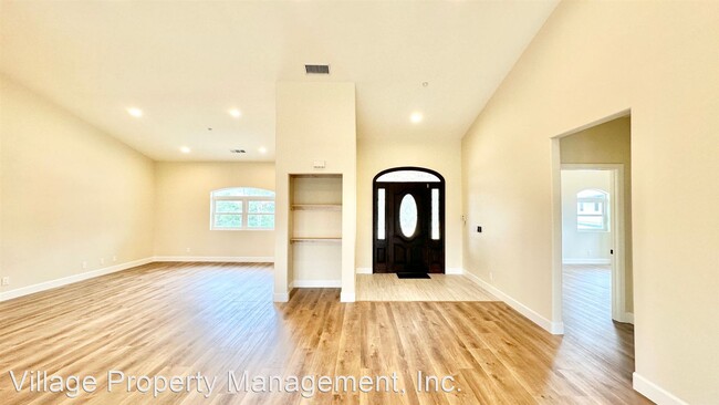 Building Photo - 5 br, 4.5 bath House - 908 Canyon Heights ...