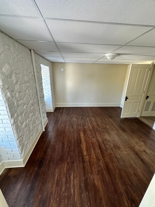Building Photo - Top Floor, Renovated 1 Bedroom Apartment-York City SD
