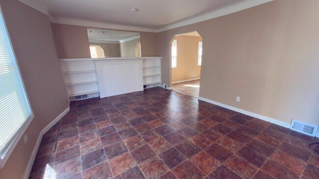 Building Photo - 15261 Mapleridge St