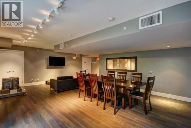 Building Photo - 538 W 7th Ave