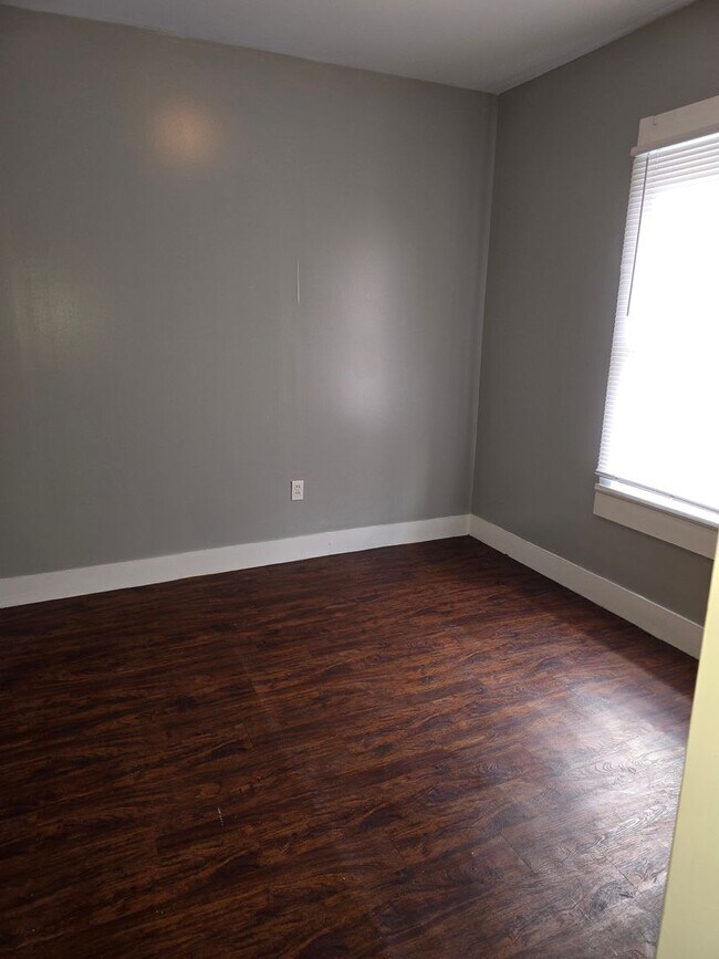 Foto del edificio - 2 bedroom house with attached garage