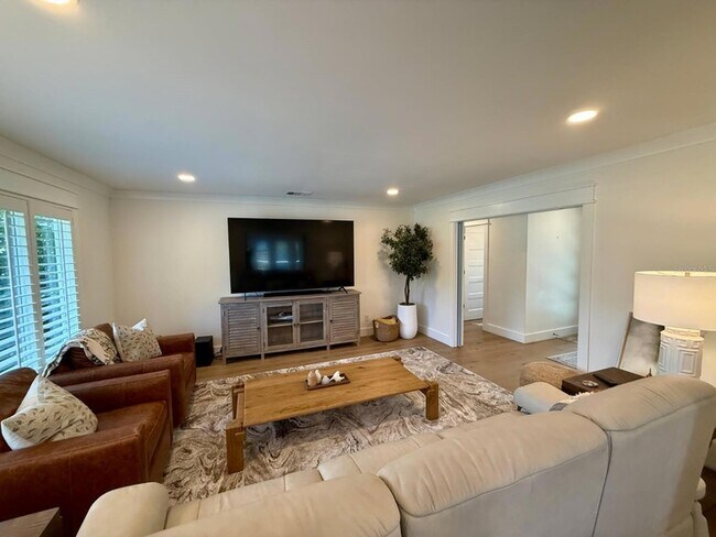 Foto del edificio - 1833 Pandora Dr