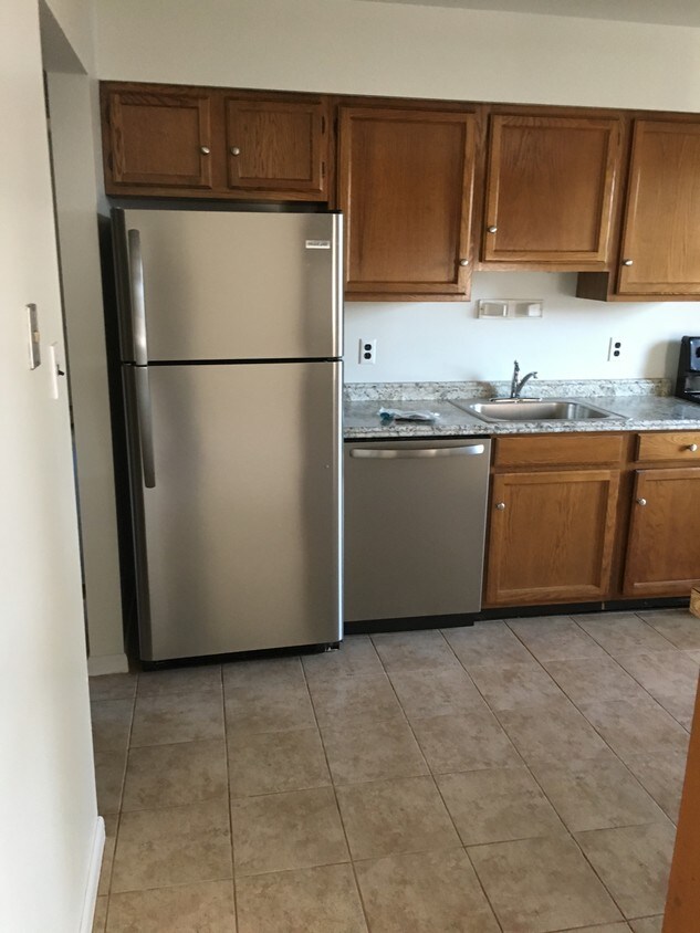 kitchen - 101 E Clayton Ave