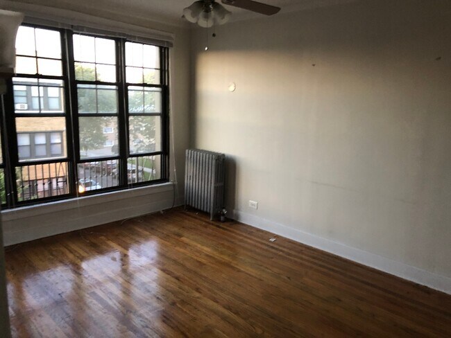 Building Photo - 6364 N Hermitage Ave