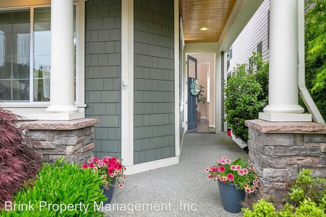 Building Photo - 5 br, 3.5 bath House - 1039 Pine Crest Cir...