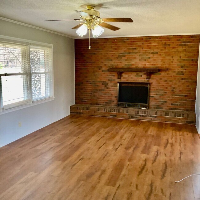 Building Photo - Brick Ranch Style home with 3 Bedrooms, 2.5 Baths