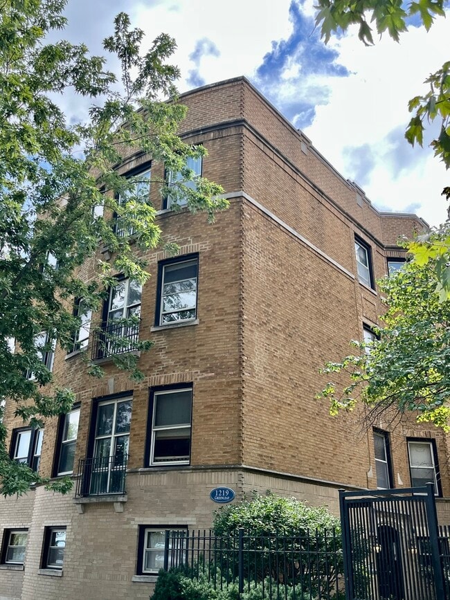 Building Photo - 1219 W Greenleaf Ave