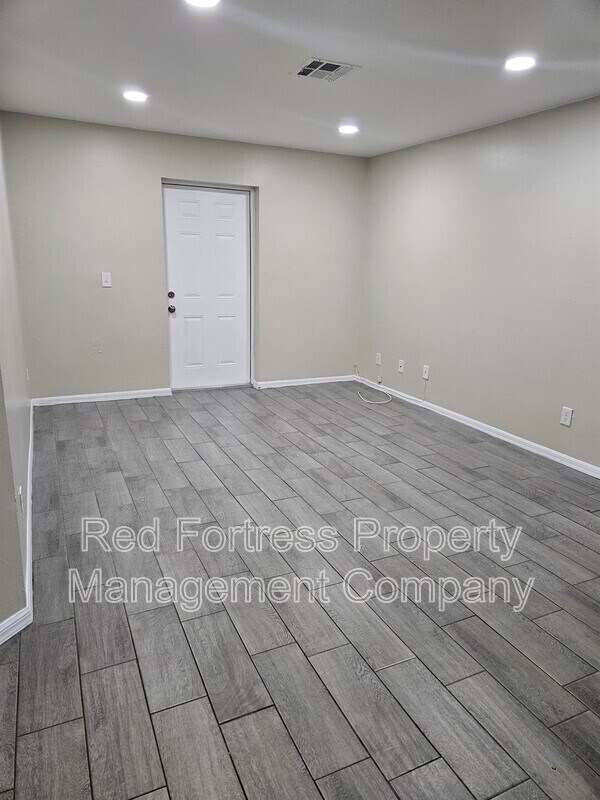 Building Photo - 4514 Leonard Blvd S