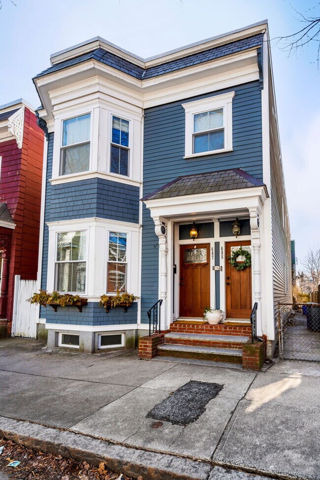Foto del edificio - 687 E 6th St