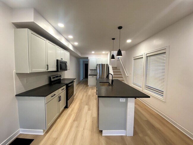 Foto del edificio - 1234 &amp; 1236 Summit St EMP