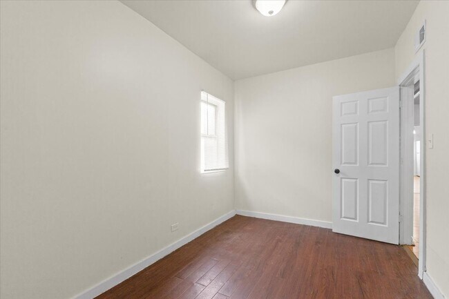 Foto del edificio - 4841 S Loomis Blvd