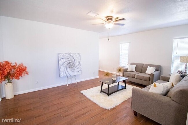 Building Photo - 2 br, 1 bath House - 11525 Tony Ponce Dr