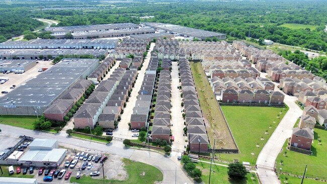 Foto del edificio - 3718 Main Poplar Dr