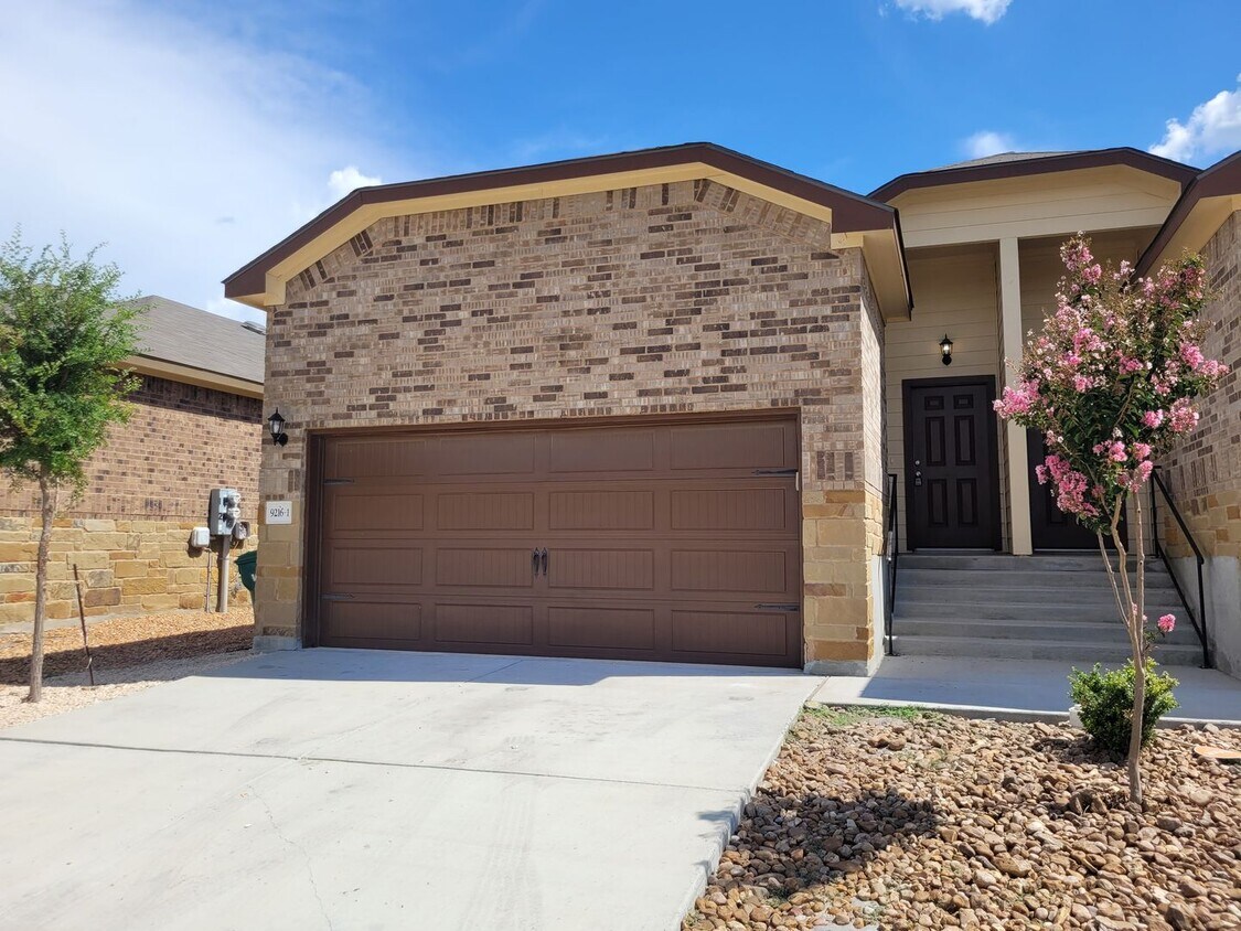 Primary Photo - 3/2 Single Story Home near Randolph AFB