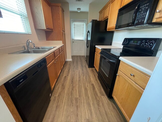 Building Photo - Pre-Leasing for August 2 2026 WITH FENCED IN YARD! 1/2 Off Deposit!