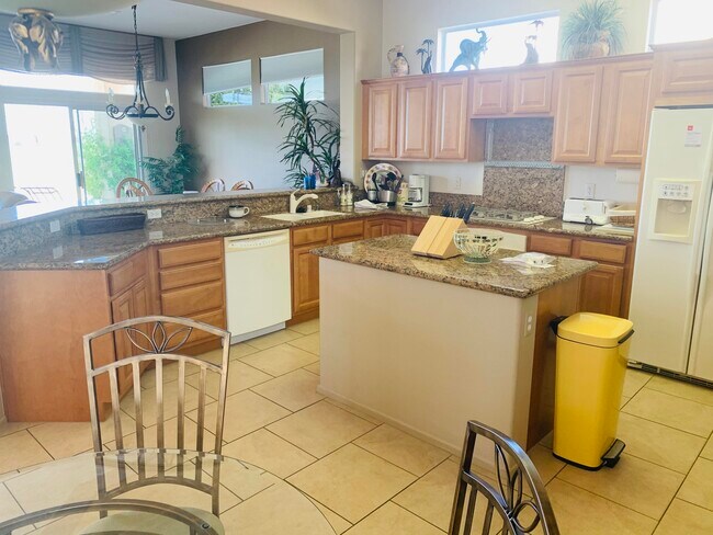 Building Photo - 35145 Rosemont Dr