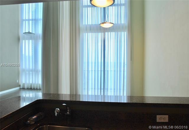 Foto del edificio - 300 S Biscayne Blvd  L-1206