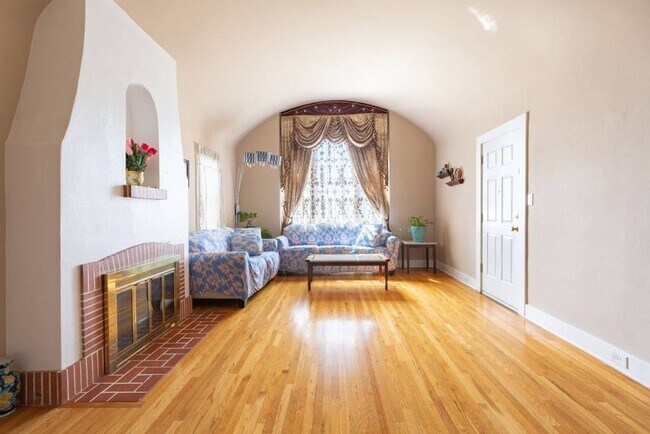 Building Photo - Beautiful 5 Bedroom 4 Bath located in Carr...