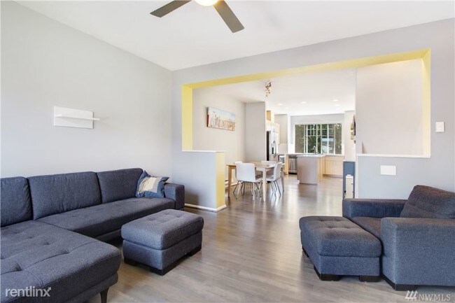 Building Photo - 2 br, 2 bath Townhome - 3014 SW Morgan Street