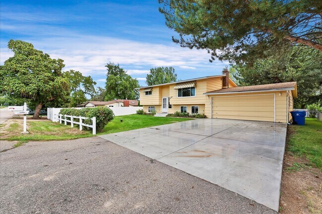Building Photo - 6190 N Shandee Dr