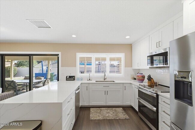 Foto del edificio - 6101 E Greenway Ln