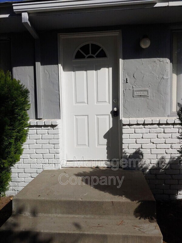 Foto principal - 2425 E Terrace Ave
