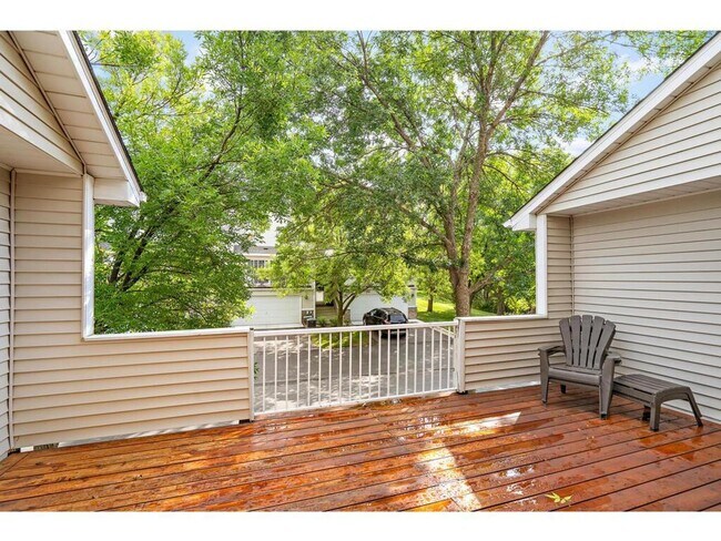 Foto del edificio - Lovely 2 Plus BR Townhome with 2-Car Garag...