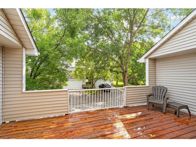 Building Photo - Lovely 2BR Plus Townhome with 2-Car Garage...