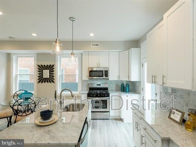 Building Photo - 604 Roxboro Pl NW