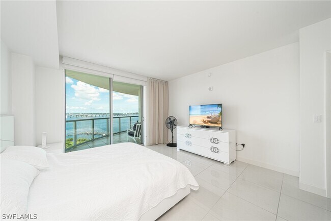 Foto del edificio - 3000 Oasis Grand Blvd