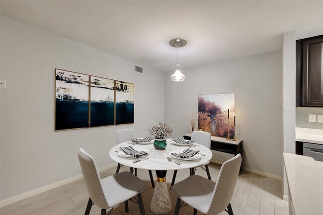 Foto del edificio - 1860 White Oak Dr