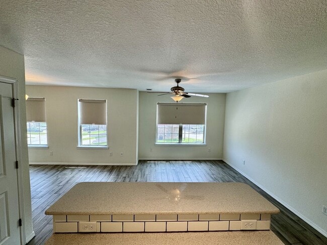Building Photo - Nice 2 bedroom townhome close to I-49