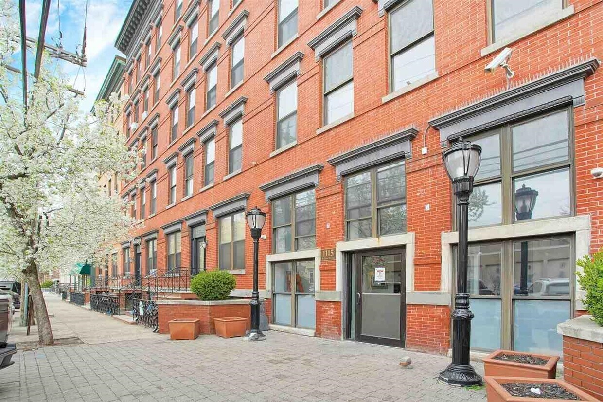 Primary Photo - 1115 Willow Ave