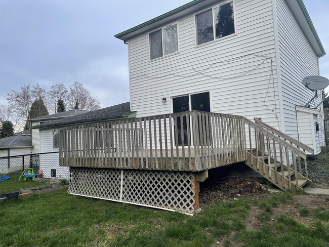 Backyard deck - 2422 Claudia Ct